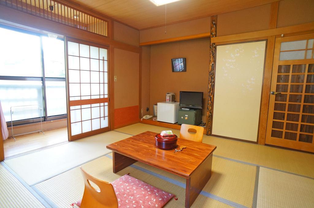 Ban-Ya Hot Spring Inn Юфу Номер фото