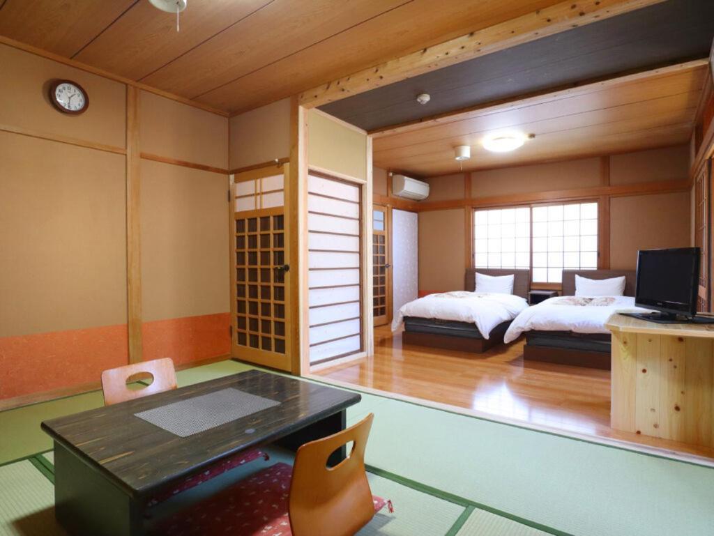 Ban-Ya Hot Spring Inn Юфу Экстерьер фото