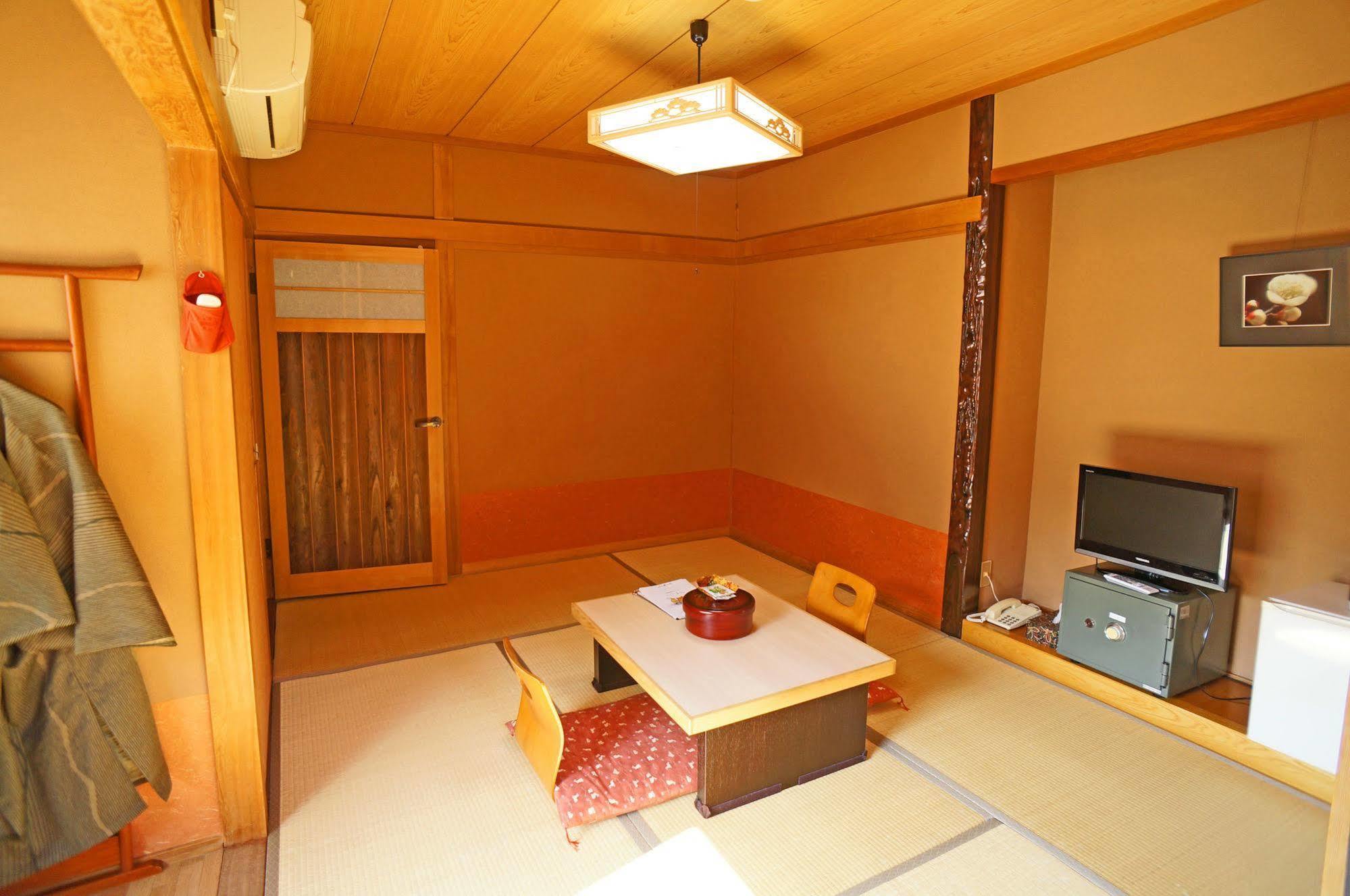 Ban-Ya Hot Spring Inn Юфу Экстерьер фото