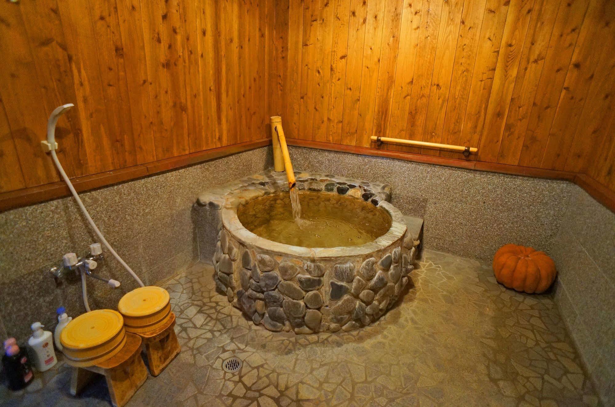 Ban-Ya Hot Spring Inn Юфу Экстерьер фото